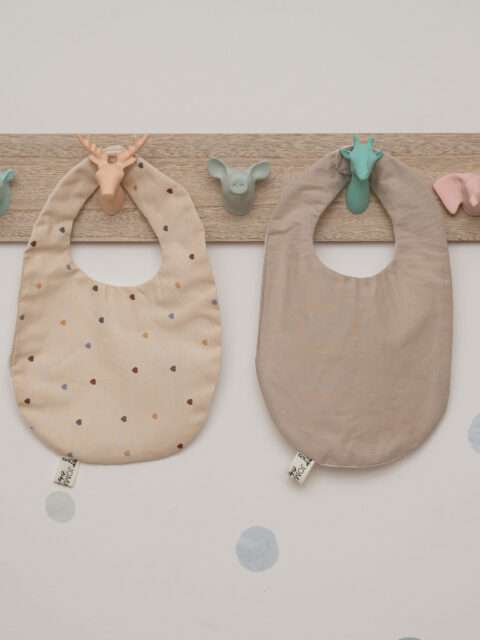 -Σετ 2 Αδιάβροχες Χειροποίητες Σαλιάρες beige hearts -beige