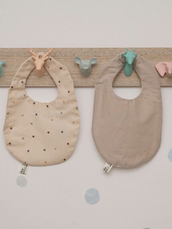 -Σετ 2 Αδιάβροχες Χειροποίητες Σαλιάρες beige hearts -beige