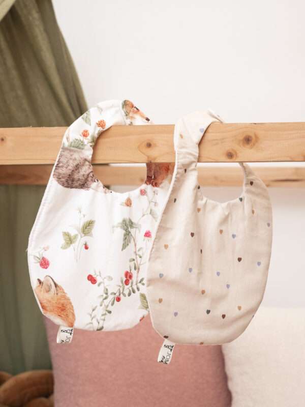 -Σετ Αδιάβροχες Χειροποιήτες Σαλιάρες Beige Hearts -Forest