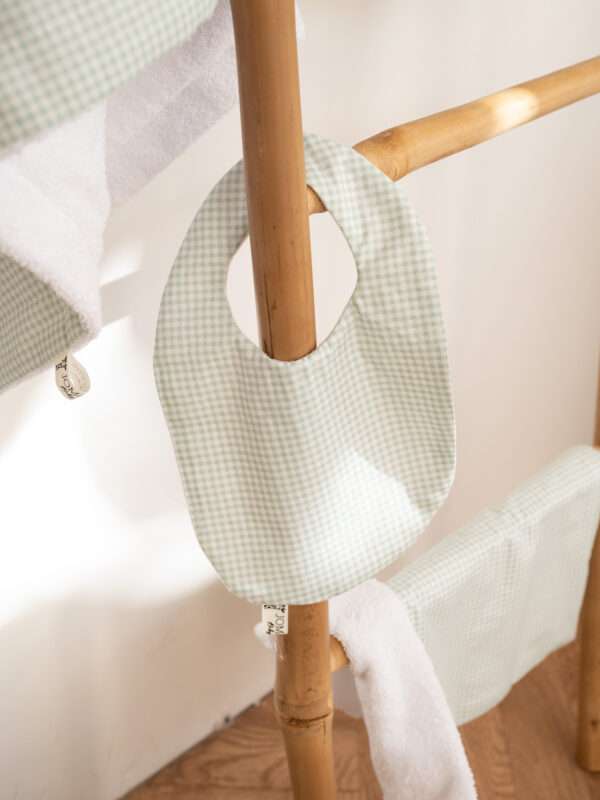 - Χειροποίητη Αδιάβροχη  Σαλιάρα Καρό Μέντα